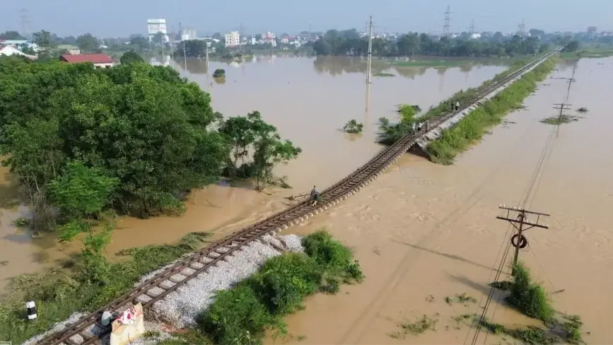Nước lũ cuốn trôi nền đường sắt Hà Nội – Thái Nguyên
